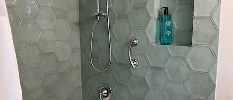 Haartrockner, Handtücher, Seife, Shampoo