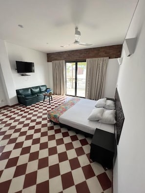 Suite Junior, balkon | Brankas, didekorasi berbeda-beda, dan meja kerja