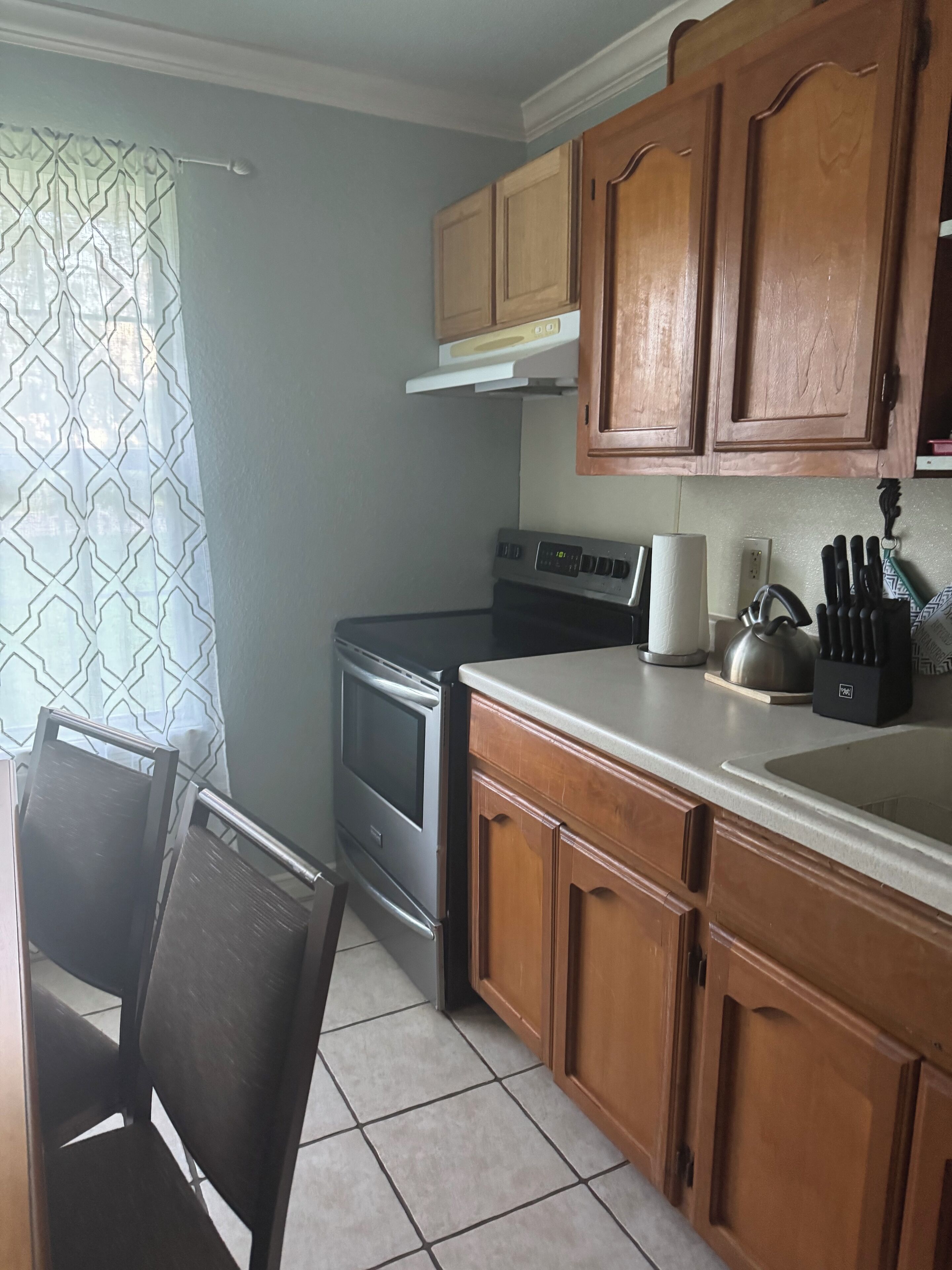 Jääkaappi, mikroaaltouuni, uuni, liesi