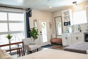 4 slaapkamers, een strijkplank/strijkijzer, gratis wifi, beddengoed