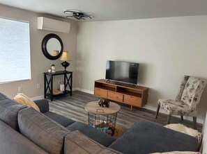 Smart TV, lareira, DVD player, pebolim