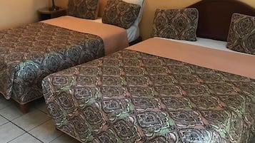 Chambre Double Confort | Bureau, fer et planche à repasser, Wi-Fi gratuit, draps fournis