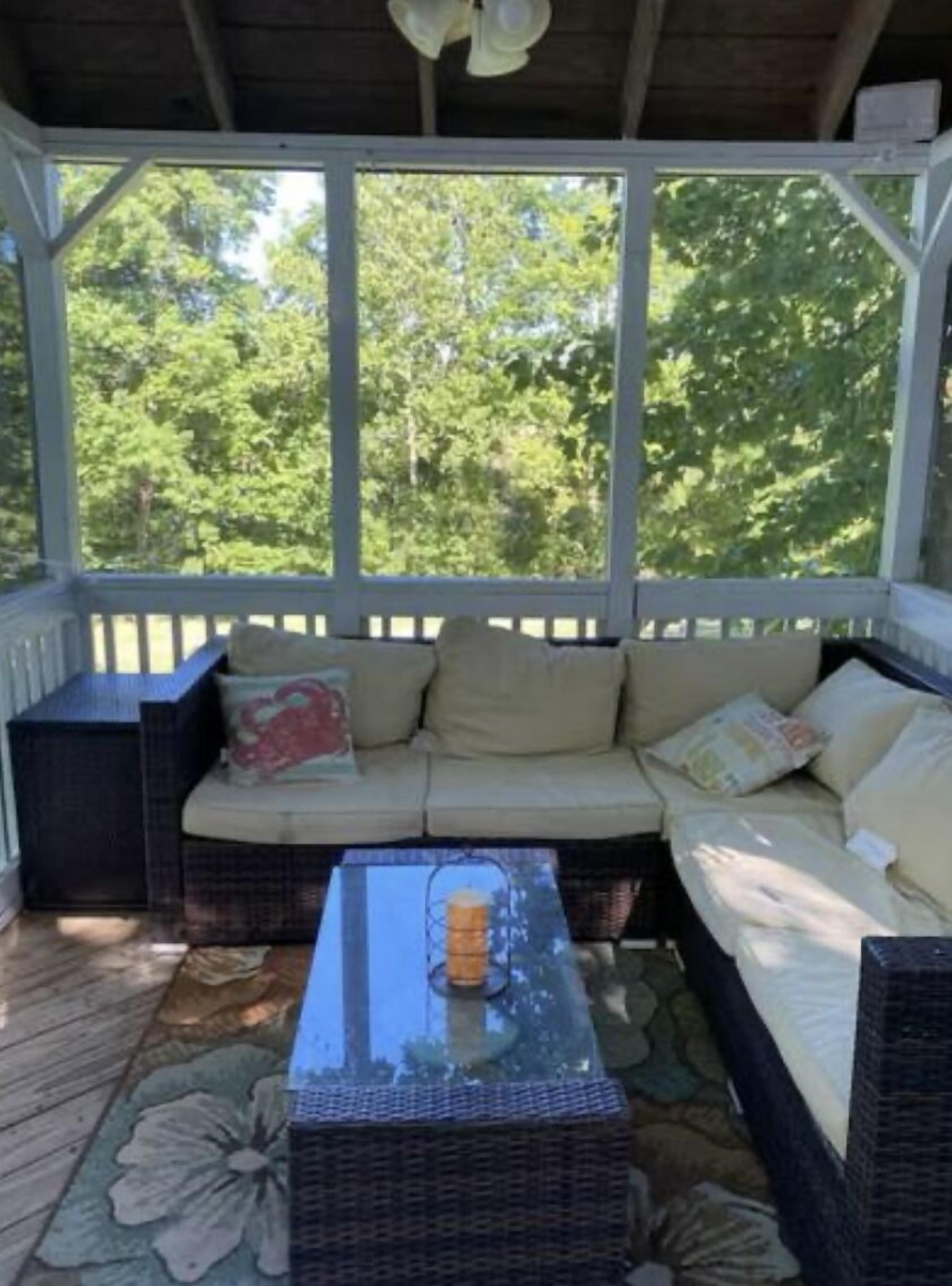 Älytelevisio, takka, DVD-soitin, pöyt äjalkapallopöytä