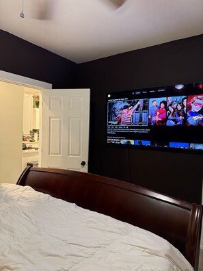 4 bedrooms, iron/ironing board, free WiFi, bed sheets - Large Space With Garage (Chicago)