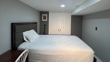 4 bedrooms, iron/ironing board, free WiFi, bed sheets