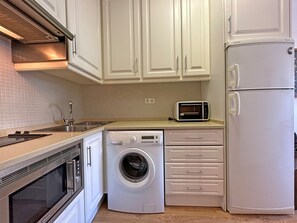 Kühlschrank, Mikrowelle, Ofen, Wasserkocher mit Kaffee-/Teezubehör