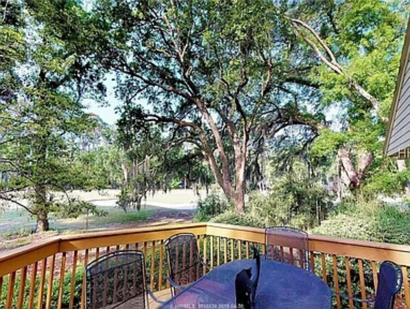 Outdoor dining - Cozy 3 bedrooms 3 bathrooms house. (Hilton Head Island)