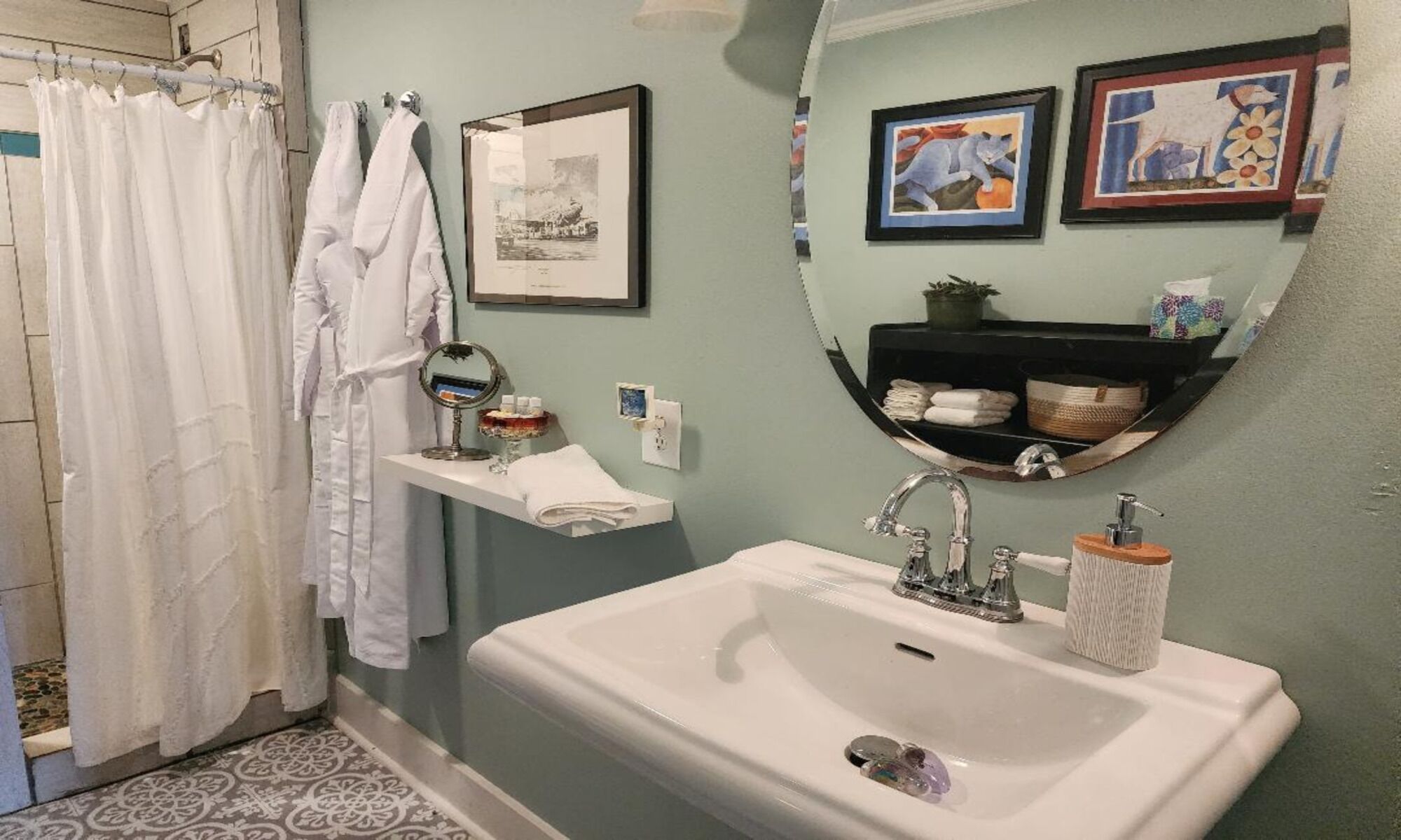 Regadera, secadora de cabello, toallas 