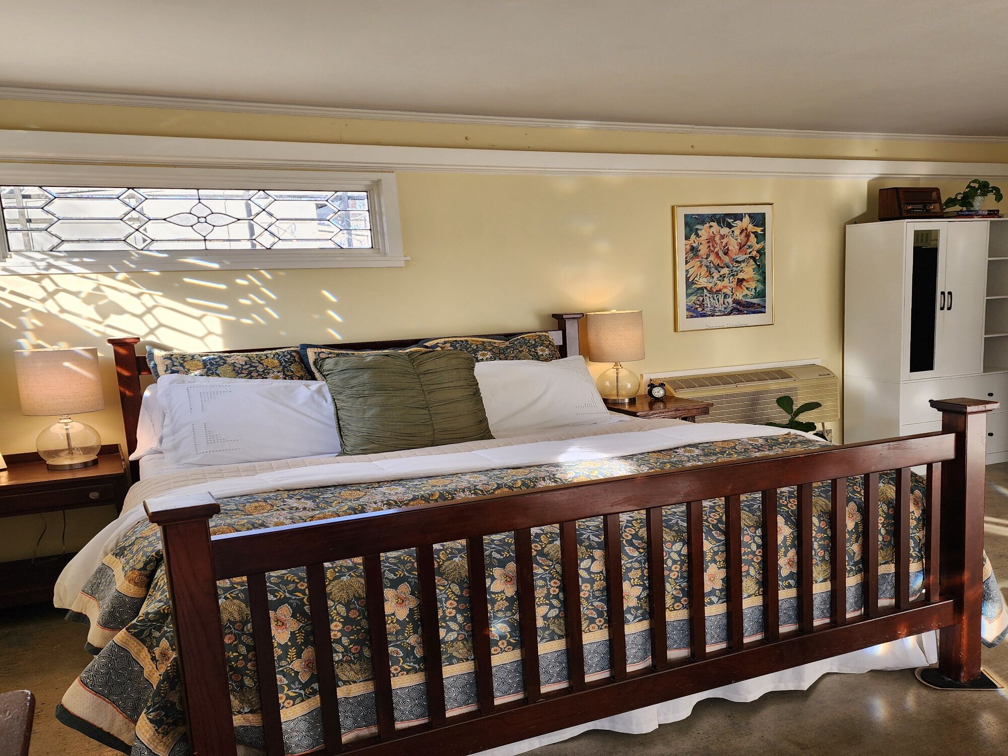 Tabla de planchar con plancha, wifi y ropa de cama 