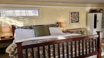 Tabla de planchar con plancha, wifi y ropa de cama