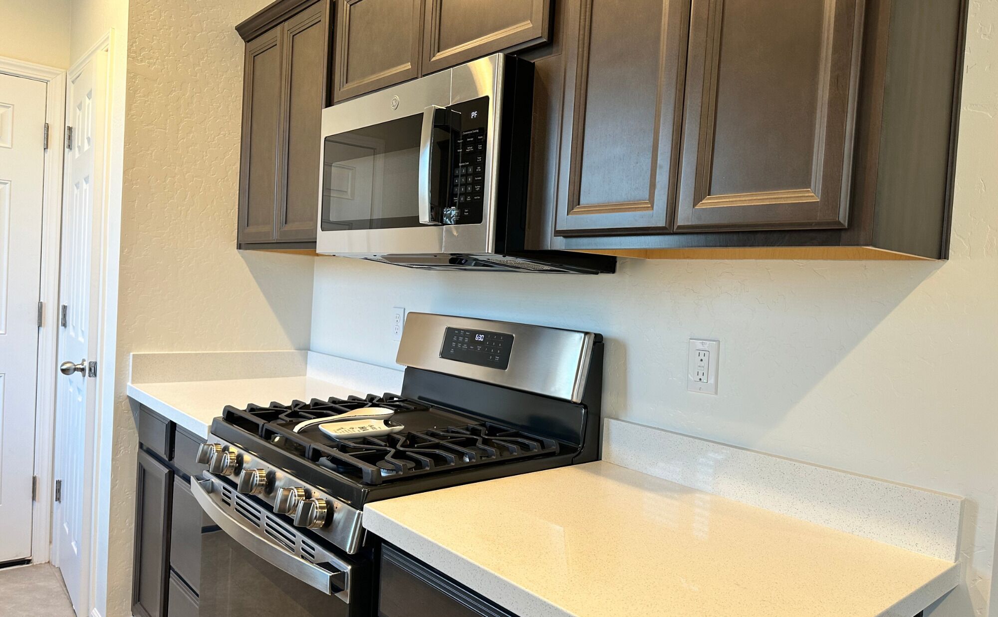 Jääkaappi, mikroaaltouuni, uuni, liesi