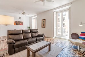 Smart TV, books - Charming in Cuchilleros, next to Plaza Mayor. Beautiful 2-bedroom apartment. (Madrid)