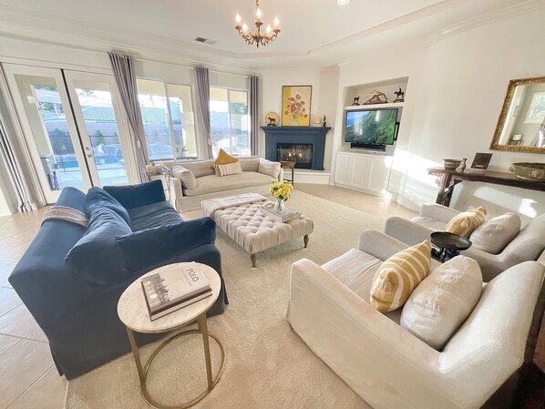 スマートテレビ、暖炉、DVD プレーヤー、書庫