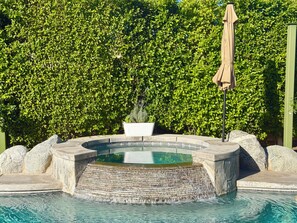 Utomhuspool och uppvärmd pool