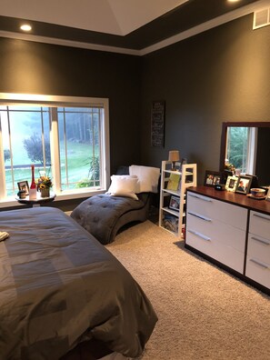 5 bedrooms, desk, iron/ironing board, free WiFi