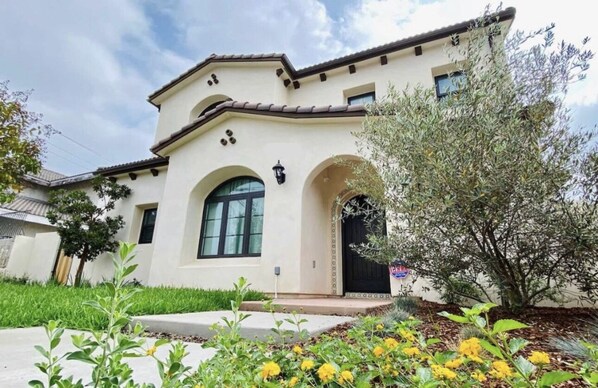 Exterior - Private Room L/Private Bath/Laptop Friendly  (El Monte)