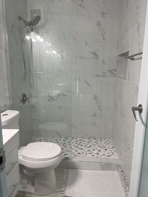 Dusche, Haartrockner, Handtücher, Seife