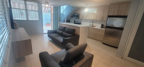 Walk to beach & Kioskos, close to rainforest, cold air, free parking 