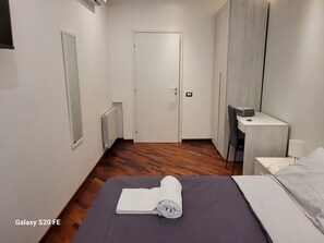 3 bedrooms, desk, free WiFi, bed sheets