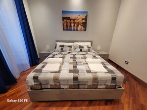3 bedrooms, desk, free WiFi, bed sheets - 5 minutes walk from saint peter vatican museums castel sant angelo. At 50m meter (Roma)