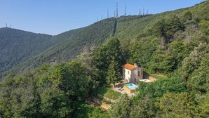 A house with a swimming pool surrounded by dense forest and hills. - Lovely home in Calci (PI) (Calci (PI))
