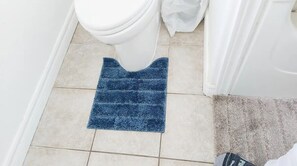 吹风机、肥皂、洗发水、卫生纸