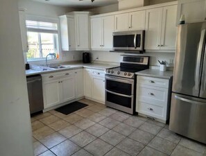 Private kitchen - Mariam Abode (Chatham)