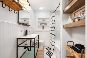 Combined shower/tub, hair dryer, towels - Texas Two Step in Bandera (Bandera)