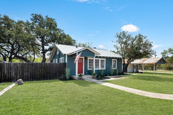 Exterior - Texas Two Step in Bandera (Bandera)