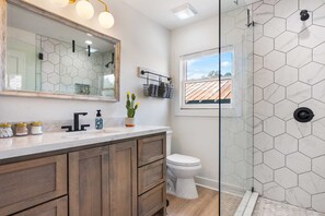 Combined shower/tub, hair dryer, towels