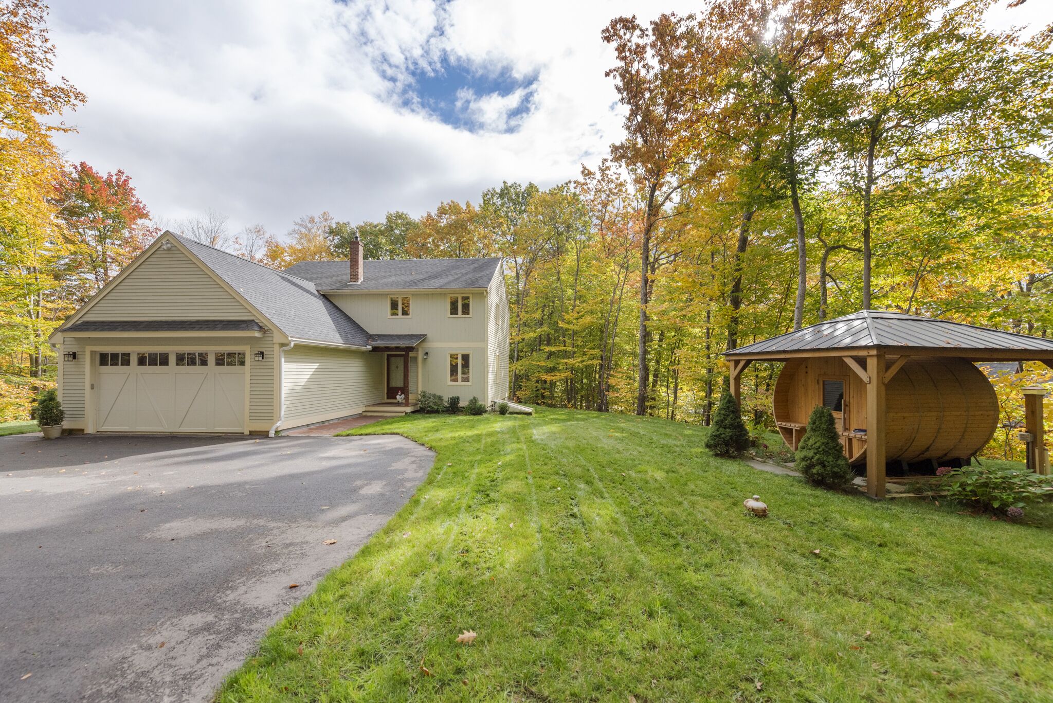 Cozy family friendly home in the lakes region with outdoor cedar sauna