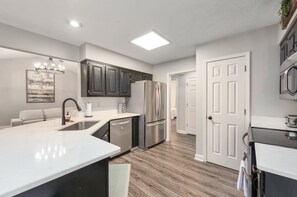 Een koelkast, een magnetron, een oven, een vaatwasser