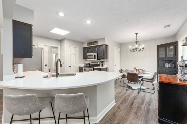 Een koelkast, een magnetron, een oven, een vaatwasser