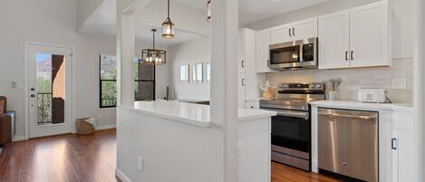 Een koelkast, een microgolfoven, een oven, een kookplaat