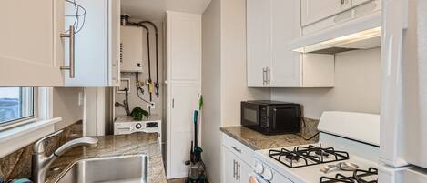 Oven, stovetop, cookware/dishes/utensils