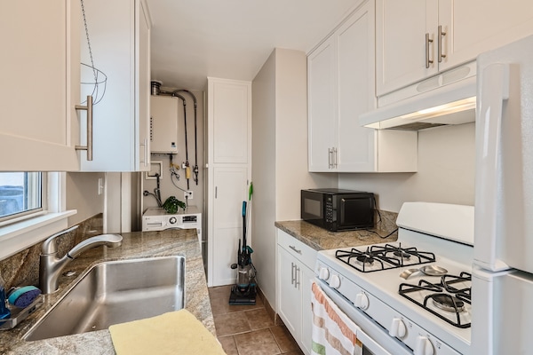 Four, plaque de cuisson, batterie de cuisine, vaisselle et ustensiles