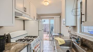 Oven, stovetop, cookware/dishes/utensils