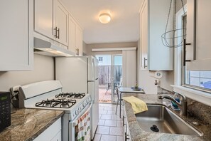 Oven, stovetop, cookware/dishes/utensils - OB Cottage w outdoor patio / 3 min to the beach (San Diego)