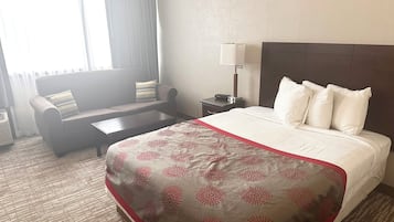 Värdeförvaringsskåp på rummet, skrivbord och arbetsyta för laptop