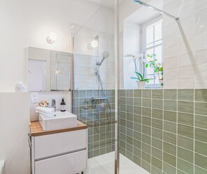 Dusche, umweltfreundliche Kosmetikartikel, Haartrockner, Handtücher