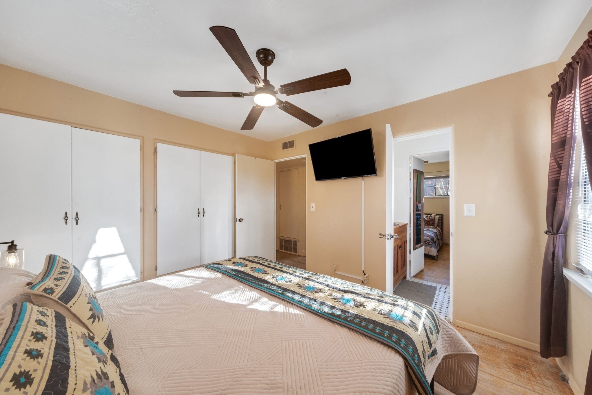 3 makuuhuonetta, työpöytä, silitysrauta/-lauta, ilmainen Wi-Fi