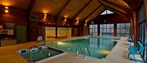 Een binnenzwembad, een buitenzwembad