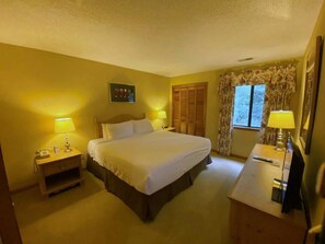 1 bedroom, iron/ironing board, WiFi, bed sheets - While in Sapphire, check out the Whitewater Falls! (Sapphire)