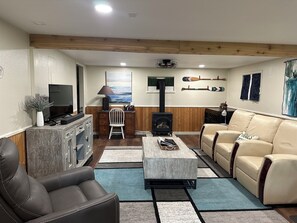 Smart TV, chimenea y libros