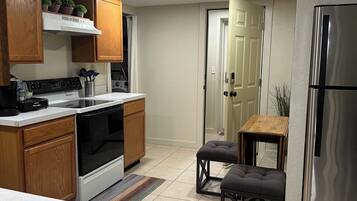 Frigorífico, microondas, horno y placa de cocina