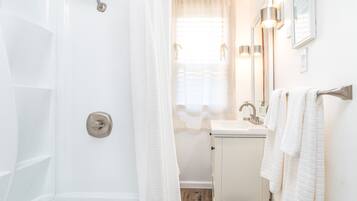 Haartrockner, Handtücher, Seife, Shampoo