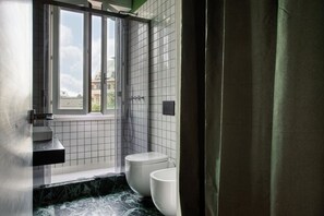 Dusche, Haartrockner, Bidet, Handtücher