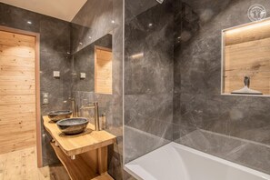 Badewanne, Haartrockner, Handtücher