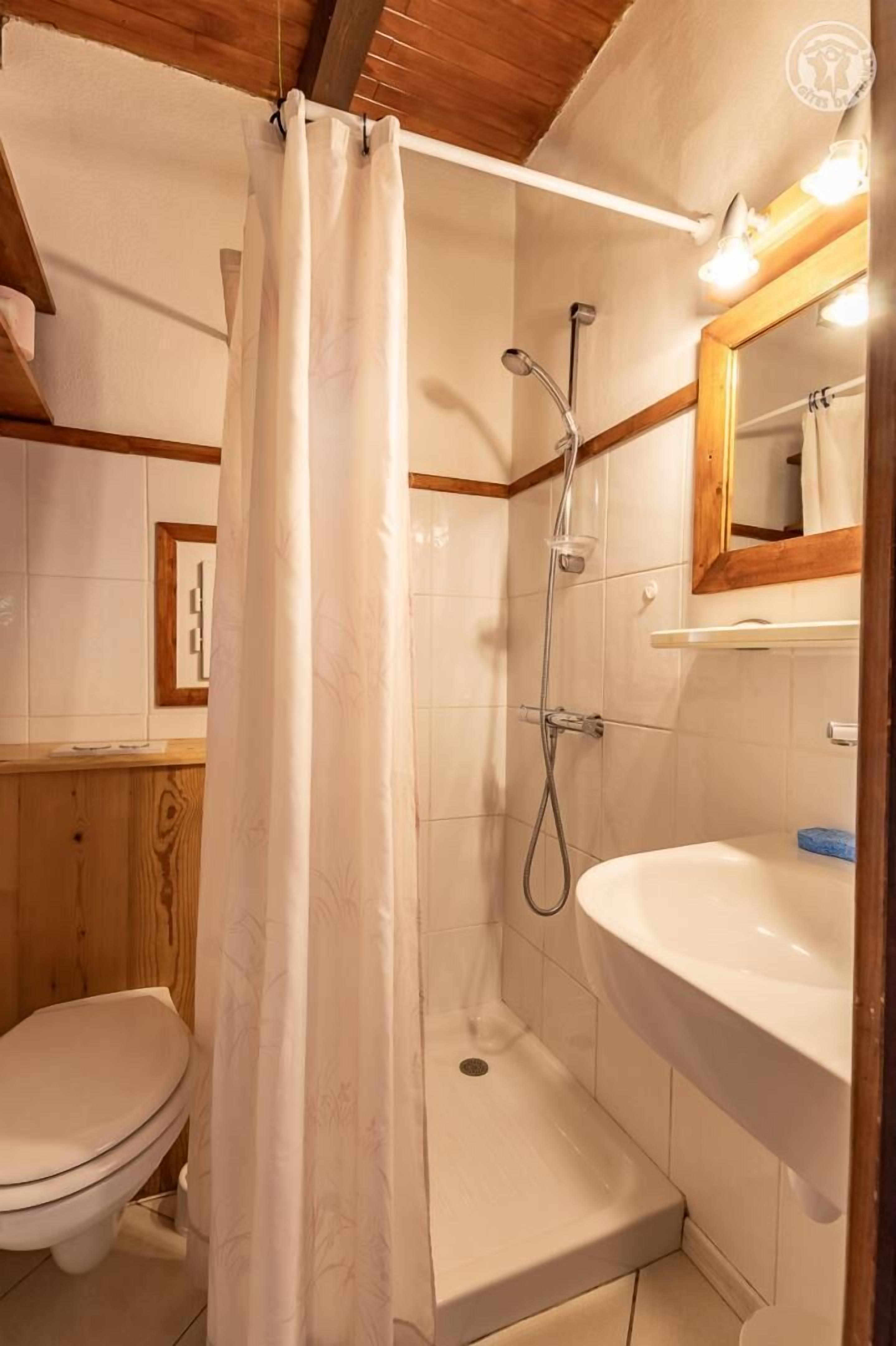 Un bagno con doccia, wc e lavandino.