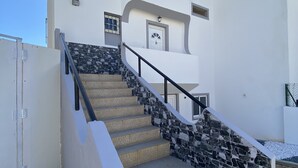 A white building with a stone staircase leading to a door with a window above it. - Vila Olival, Bbq, 2 Quartos, Espaço Exterior (Albufeira)